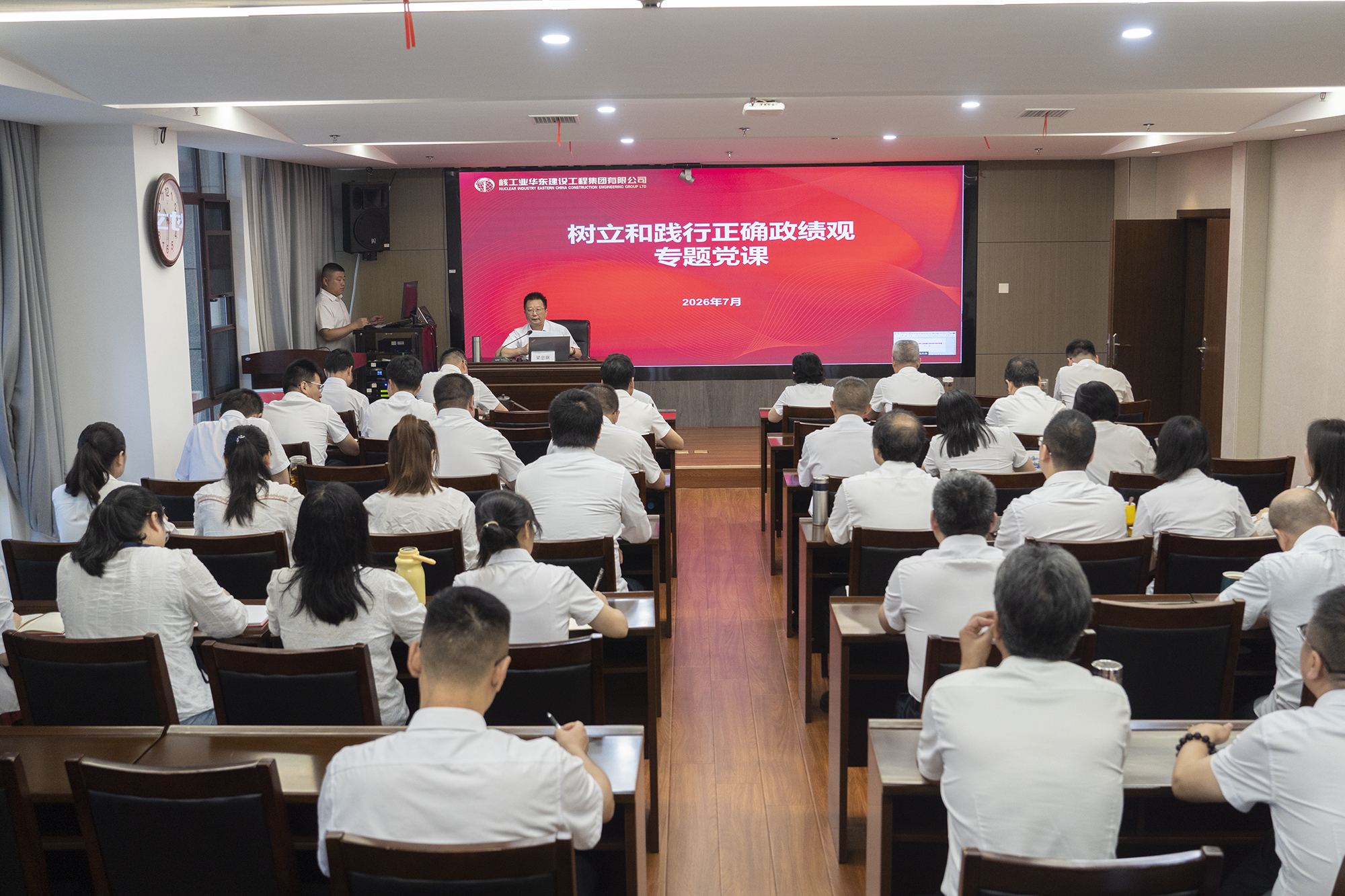 梁忠旗讲授党课 何亚轩 摄.jpg