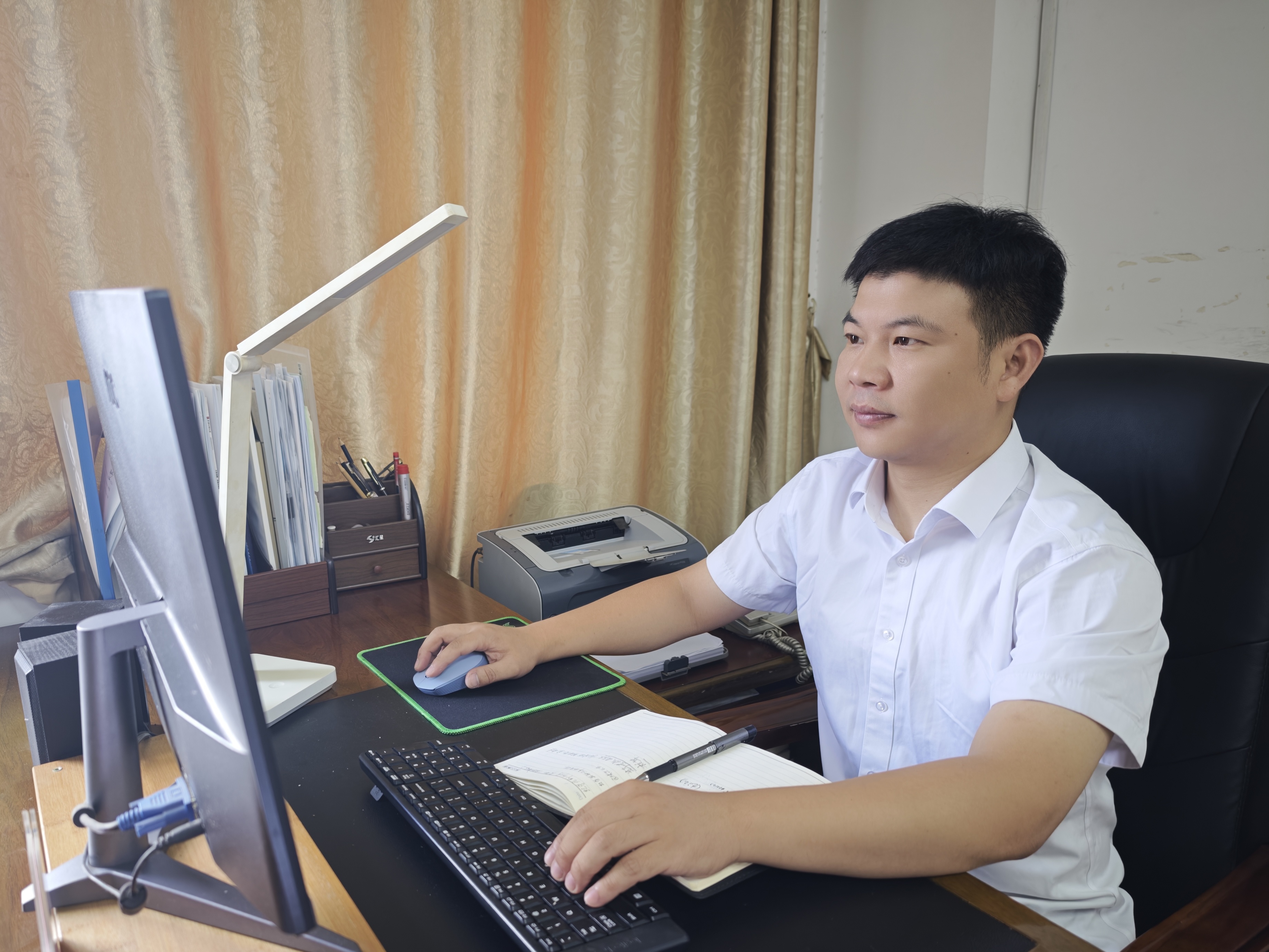 刘泳宇工作照.jpg 刘泳宇工作照.jpg