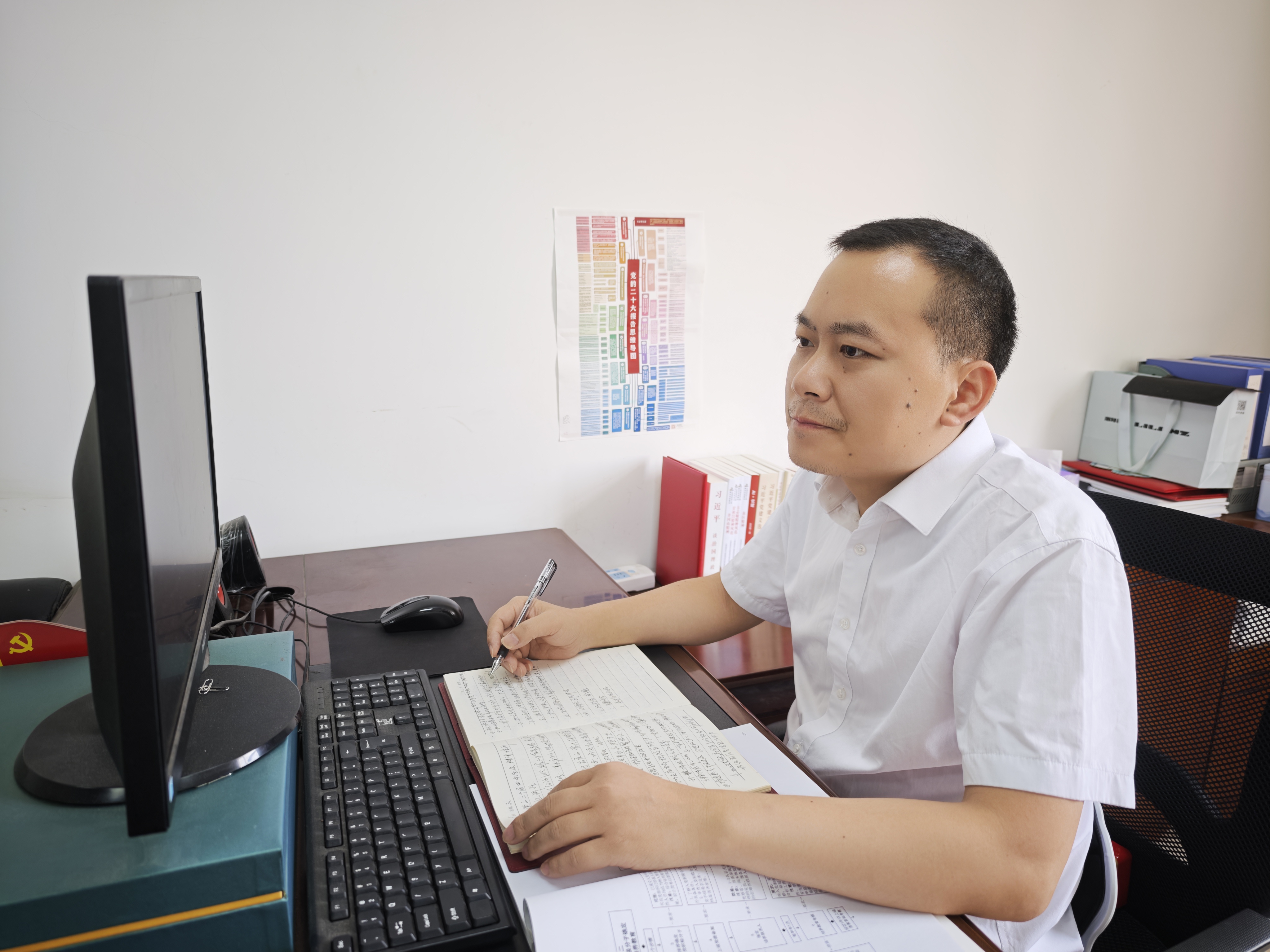 冯帅工作照 何晓楠 摄.jpg 冯帅工作照 何晓楠 摄.jpg