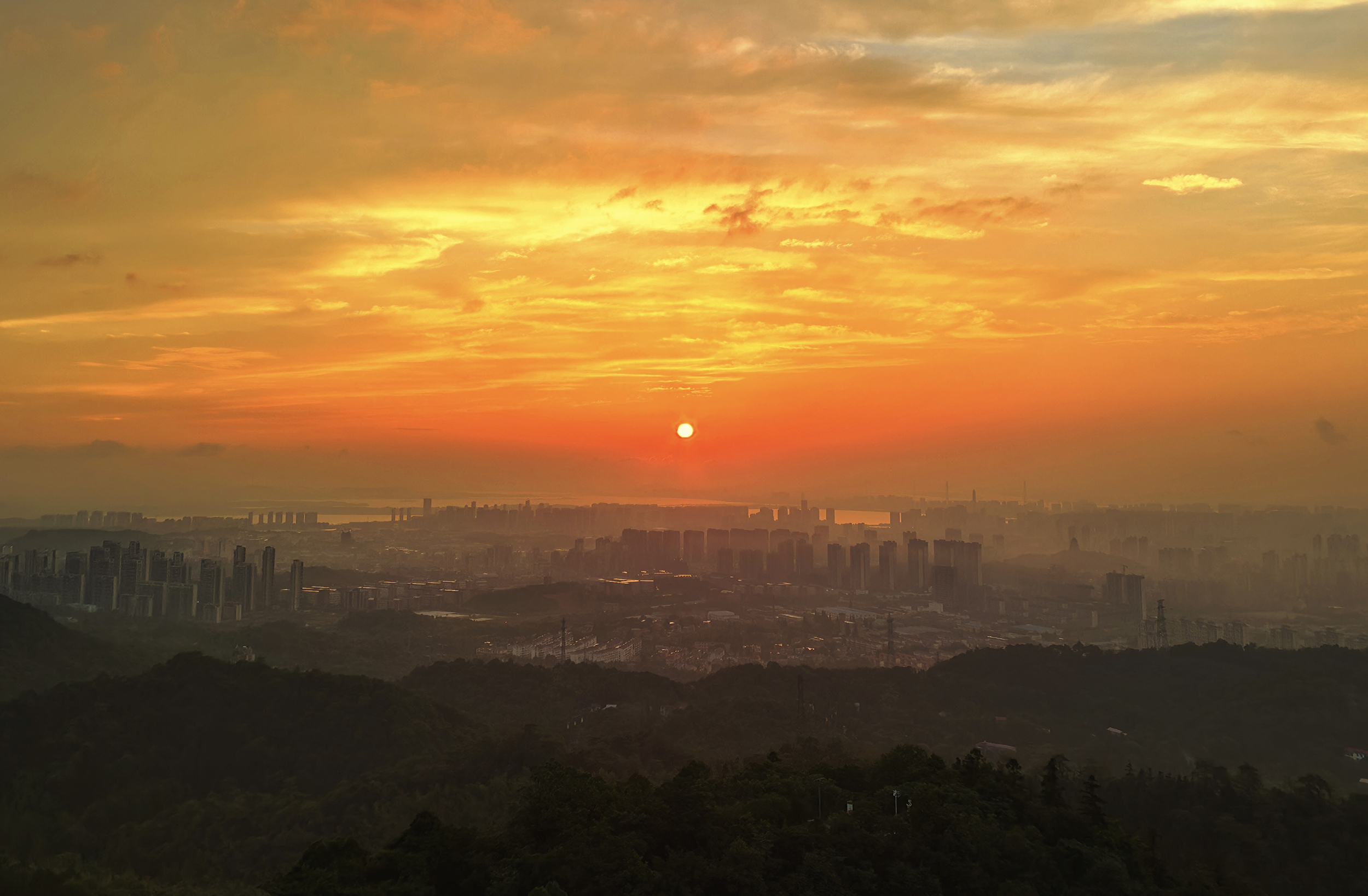 一江晨光，两省相望 何晓楠.jpg