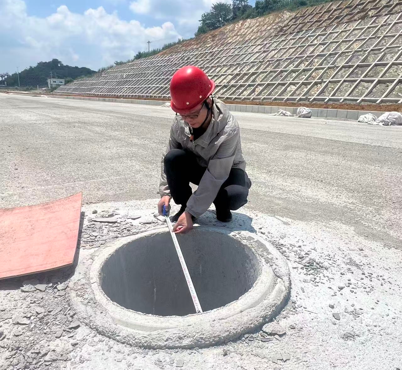 韦福平在项目现场核查检查井尺寸.jpg 韦福平在项目现场核查检查井尺寸.jpg
